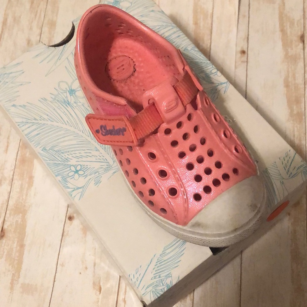 Sketchers- size 6, pink